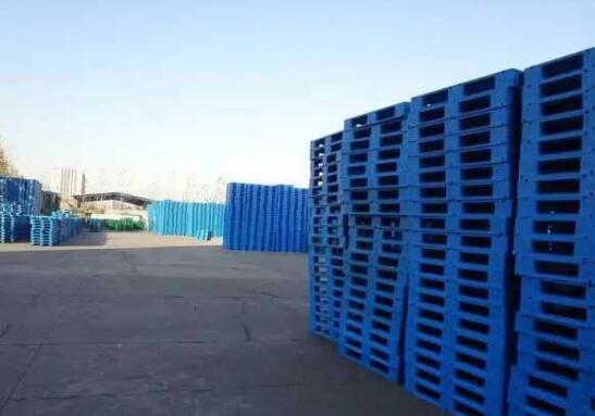 北京塑料托盤上怎樣堆放貨物?在放貨和運輸時要注意些什麽?